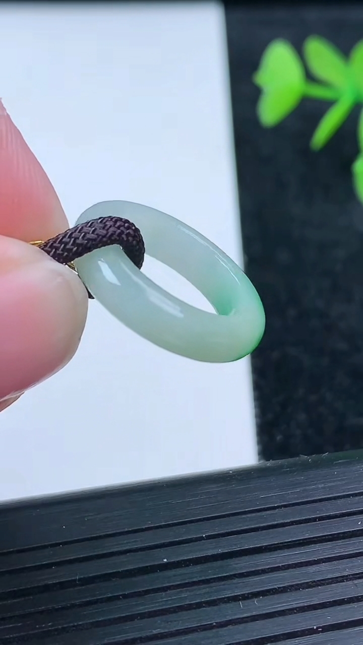 天然A货翡翠指环戒指尺寸14.5-4.4-3.2重量:2.51g2026年3月14日
工厂直销收藏佳品,种好水足，色泽均匀，有种有色，上手高大气！