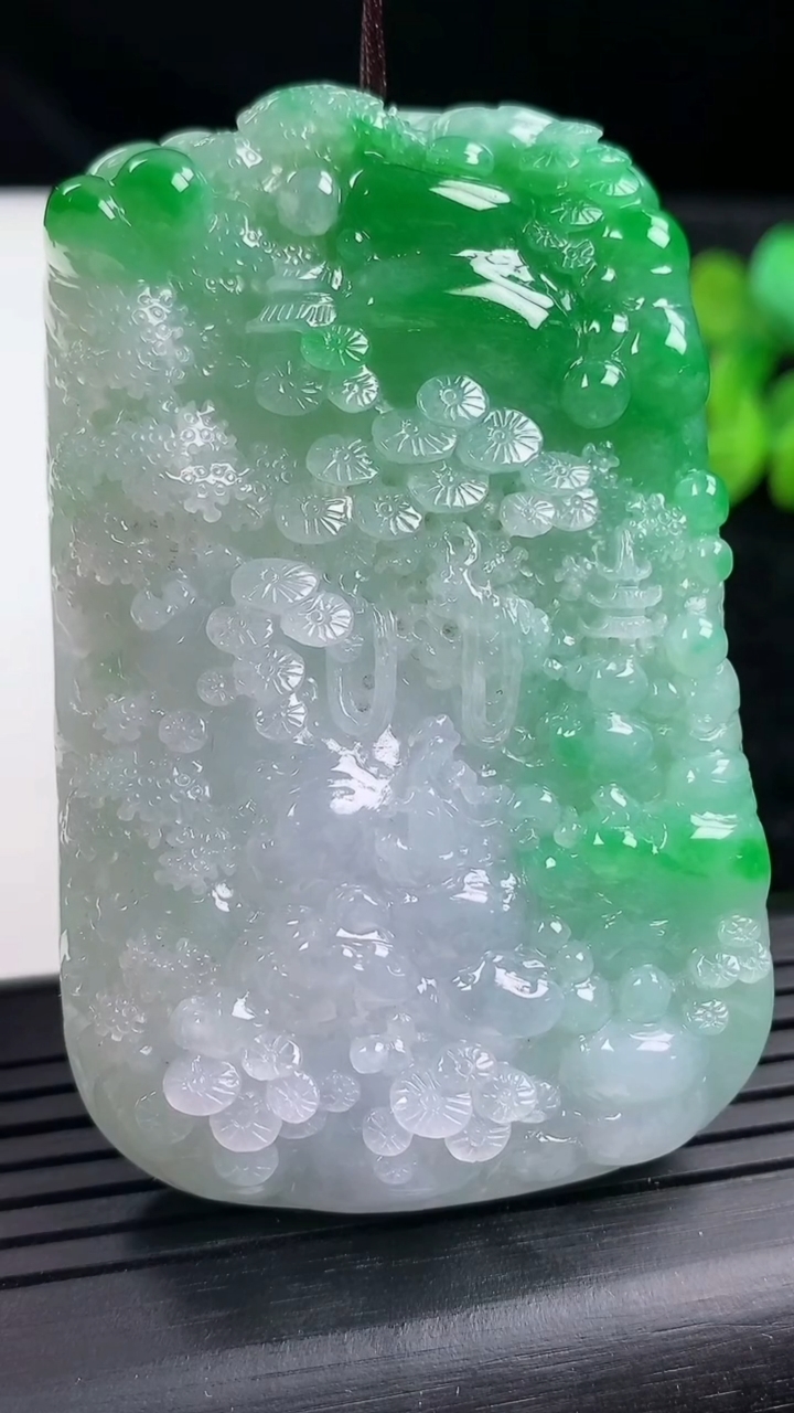 天然A货翡翠山水牌吊坠尺寸64.3-41.1-10.3重量:65.97g
3月14日