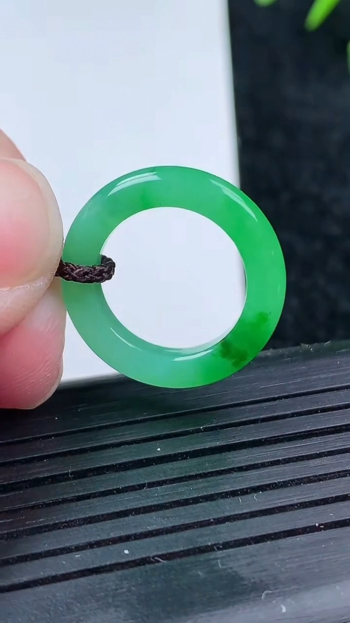 天然A货翡翠指环戒指尺寸14.6-3.5-3.3重量:2.26g2026年3月14日
工厂直销收藏佳品,种好水足，色泽均匀，有种有色，上手高大气！