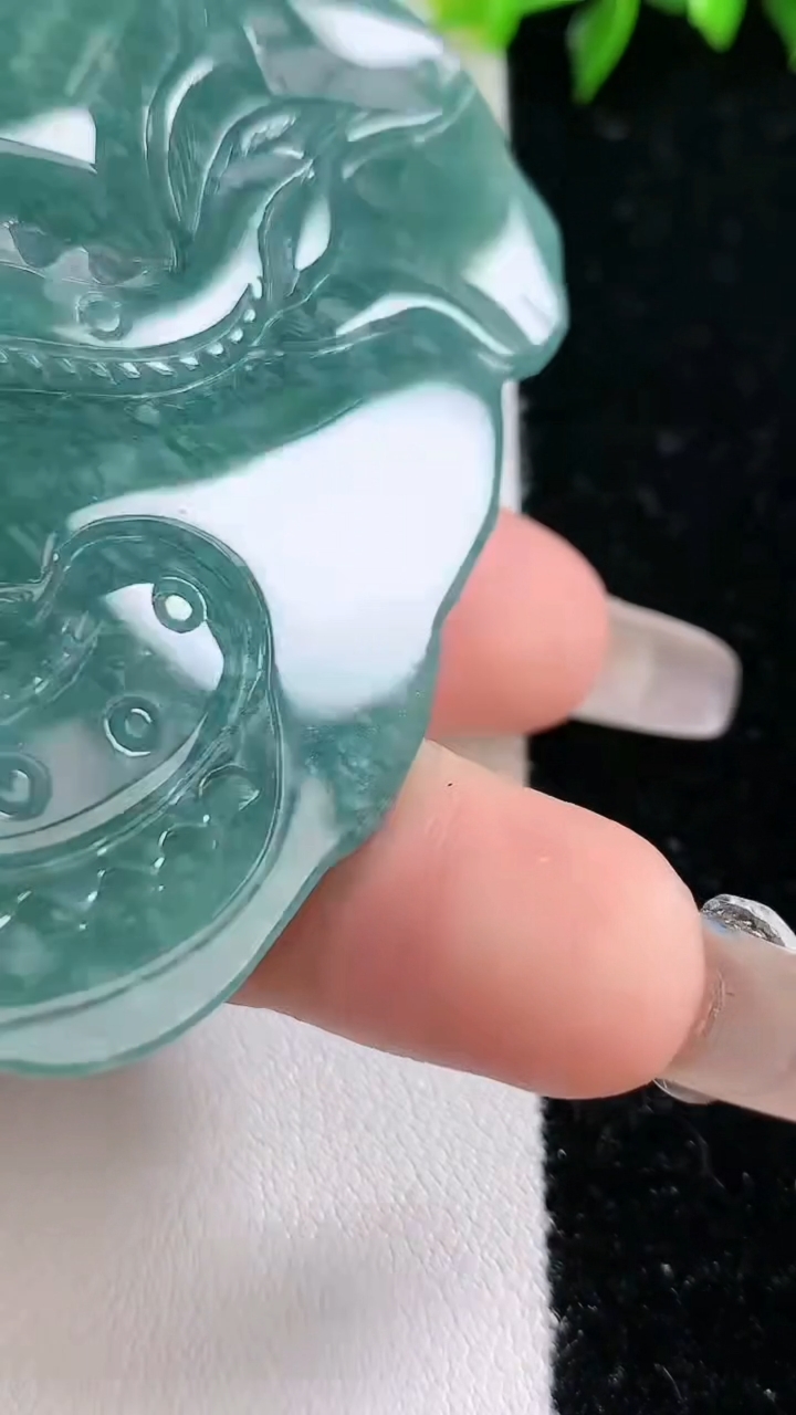 天然A货翡翠蓝水双彩龙牌吊坠，尺寸72.2-47.8-10.7，重:50.73g
3月14日