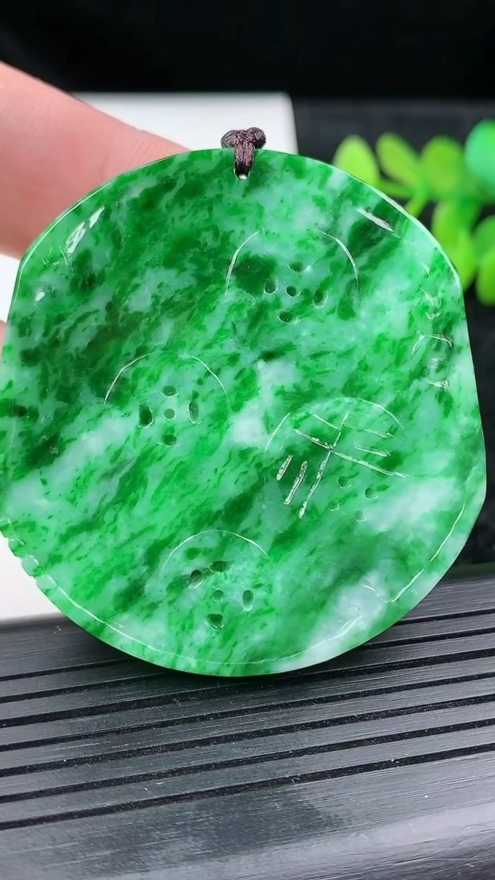 天然A货翡翠龙牌吊坠尺寸50.4-47.6-5.6重量:31.03g
3月14日