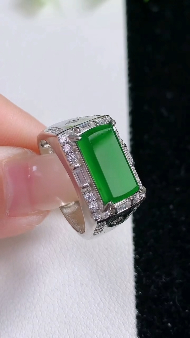 天然A货翡翠马鞍戒指，尺寸12.5-6.7-2.3，重:7.24g2026年3月14日
工厂直销收藏佳品,种好水足，色泽均匀，有种有色，上手高大气！