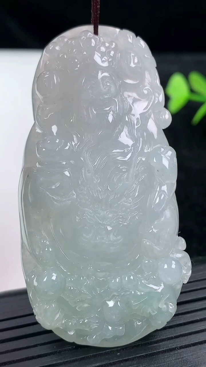 天然A货翡翠财神爷吊坠尺寸65.3-33.5-8.7重量:37.25g
3月14日