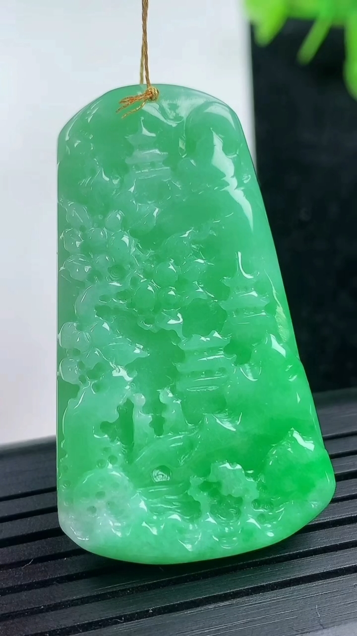 天然A货翡翠山水牌吊坠尺寸45-25.9-6重量:16.16g
3月14日