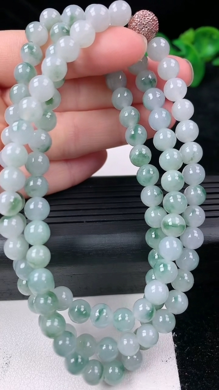 天然A货翡翠飘花圆珠项链尺寸6.1-108颗重量:52.05g3月14日
工厂直销收藏佳品,种好水足，色泽均匀，有种有色，上手高大气！