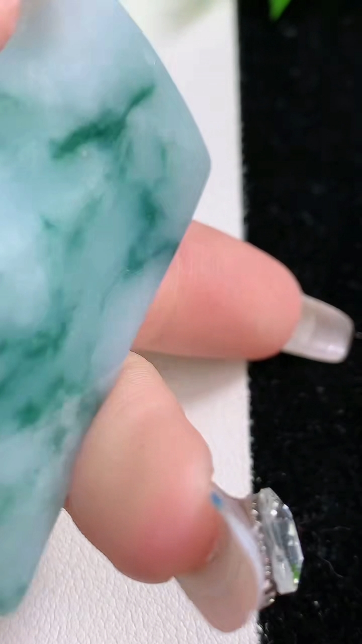 天然A货翡翠牌吊坠，尺寸59.6-37.8-6，重:33.76g
3月15日