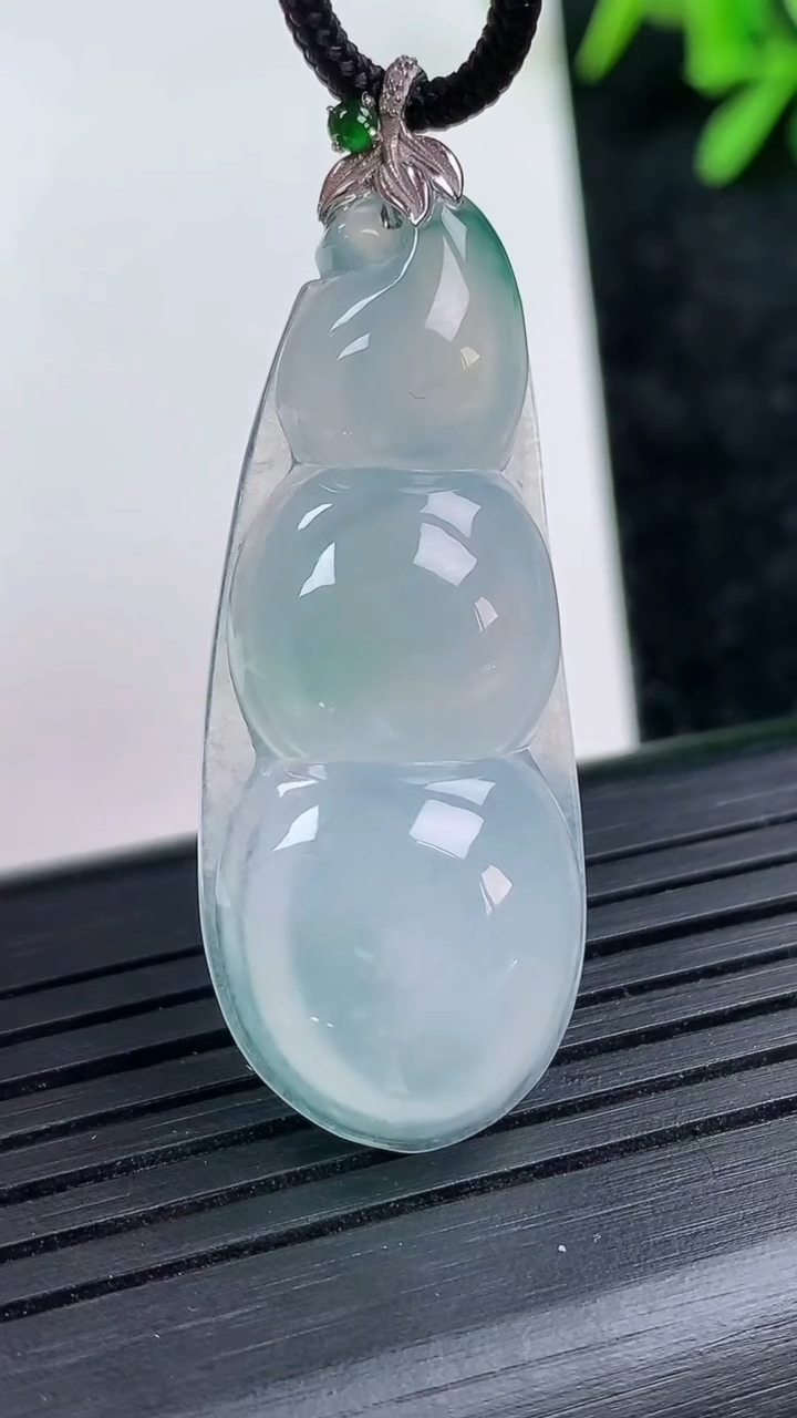 天然A货翡翠种飘花福豆吊坠尺寸40.1-16.1-5.5重量:6.47g
3月15日