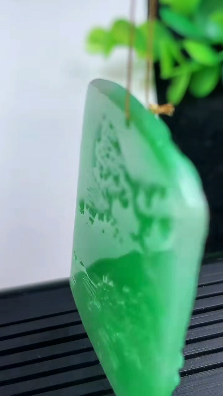 天然A货翡翠山水牌吊坠尺寸43.3-30.5-3.7重量:13.61g
3月15日