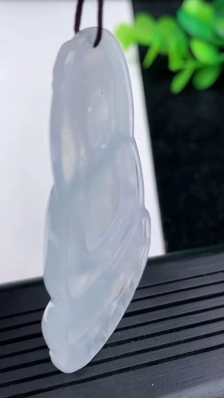 天然A货翡翠素衣观音菩萨吊坠尺寸53-34.4-5.2重量:18.68g
3月15日