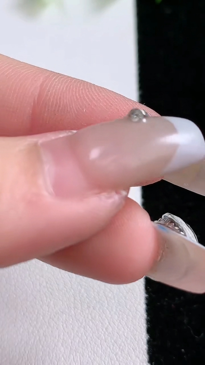 天然A货翡翠马鞍戒面，尺寸9.6-5.2-2.4，重:0.28g2026年3月15日
工厂直销收藏佳品,种好水足，色泽均匀，有种有色，上手高大气！