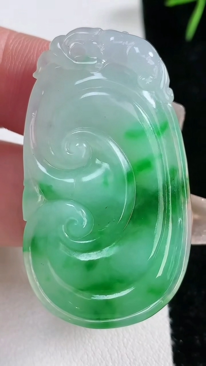 天然A货翡翠如意吊坠，尺寸47-26-6.8，重量:15.87g
3月15日