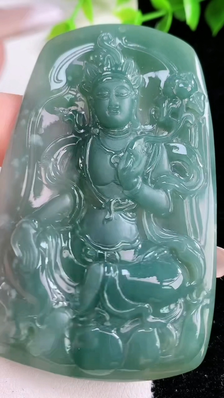 天然A货翡翠蓝水大势至菩萨吊坠，尺寸76.3-42-6.9，重:43.45g
3月15日