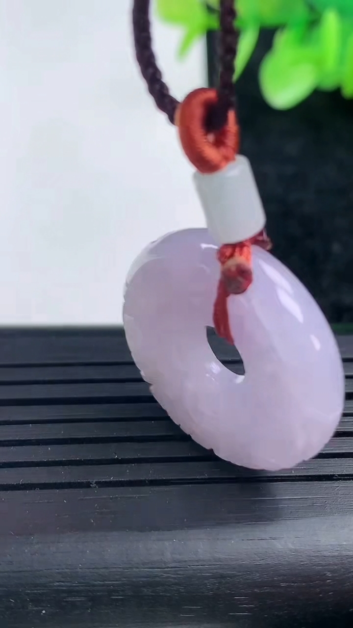 天然A货翡翠紫罗兰雕花平安扣吊坠尺寸24.7-5.1重量:7.01g
3月15日