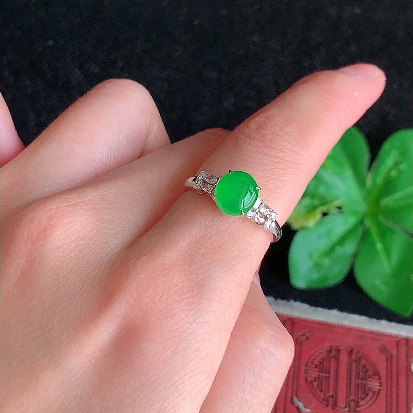 天然A货翡翠18K金伴钻镶嵌阳绿蛋面戒指 圈口17
尺寸7.6-6.6mm 重量2.28g 031