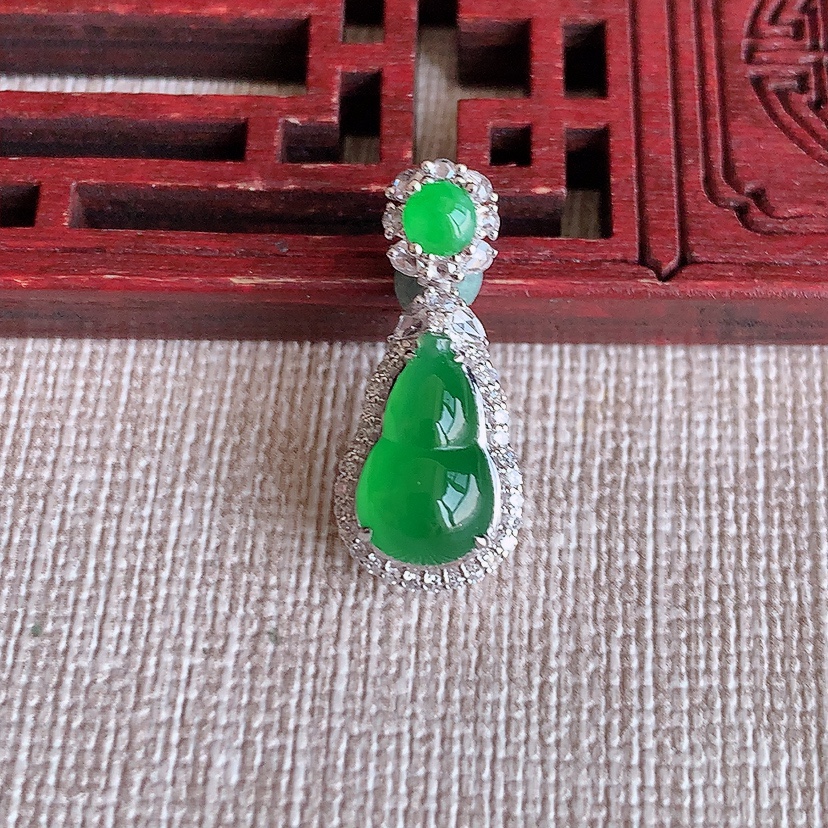 天然A货翡翠18K金伴钻镶嵌阳绿葫芦吊坠 
尺寸22.6-9.8-8裸石11.7-6.8mm 重量2.58g 0313