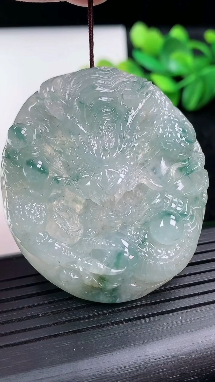 天然A货翡翠飘花龙牌吊坠尺寸50.5-44.2-10.8重量:36.84g
3月15日