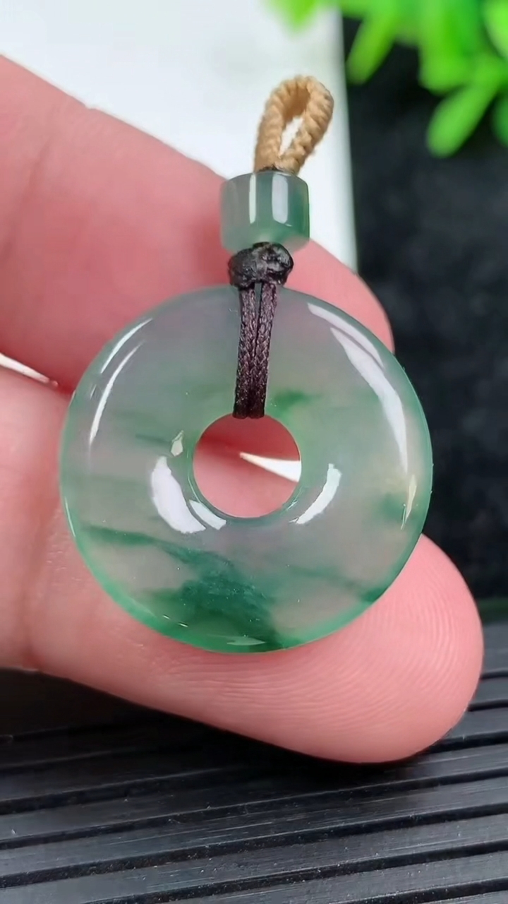 天然A货翡翠冰种飘花平安环吊坠尺寸21.3-3.2重量:3.58g
3月15日