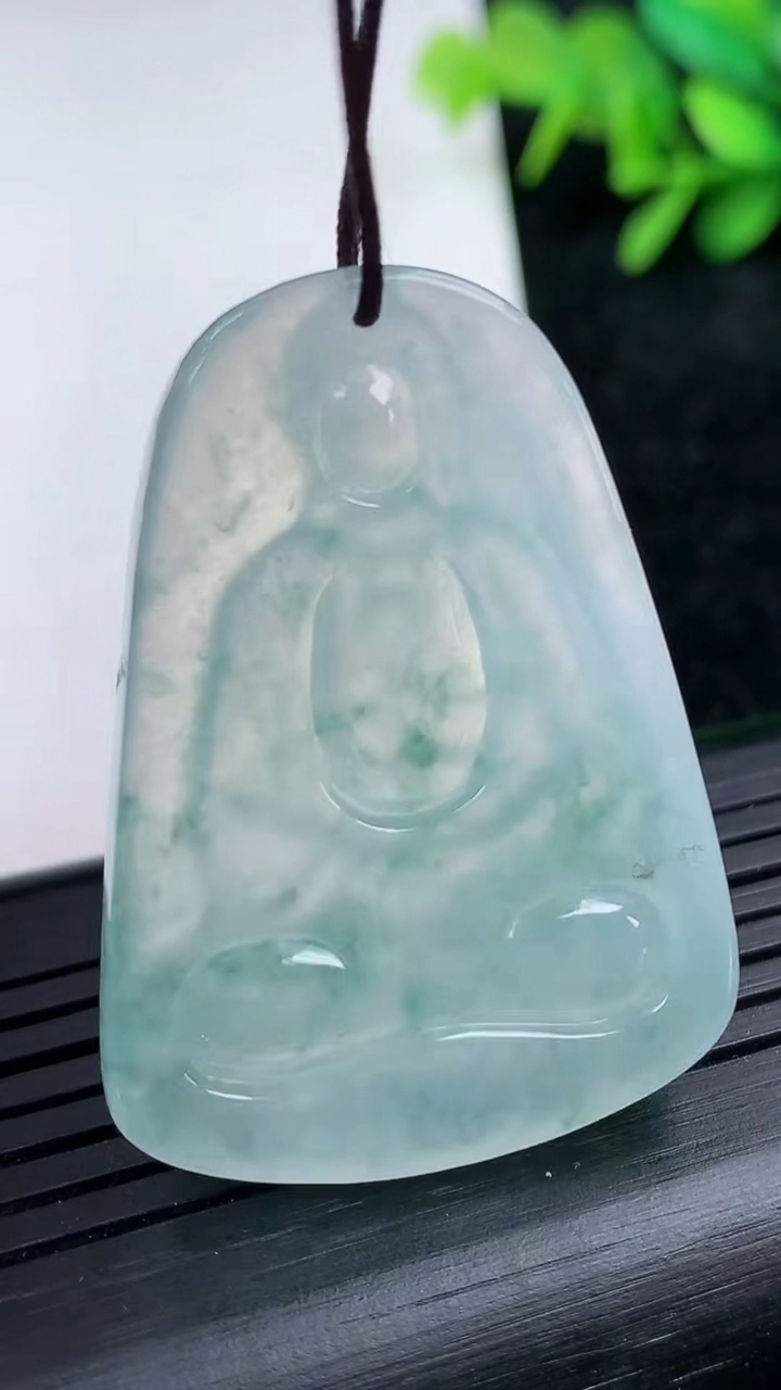 天然A货翡翠冰种飘花大日如来吊坠尺寸41.9-30.5-4.8重量:14.93g
3月15日