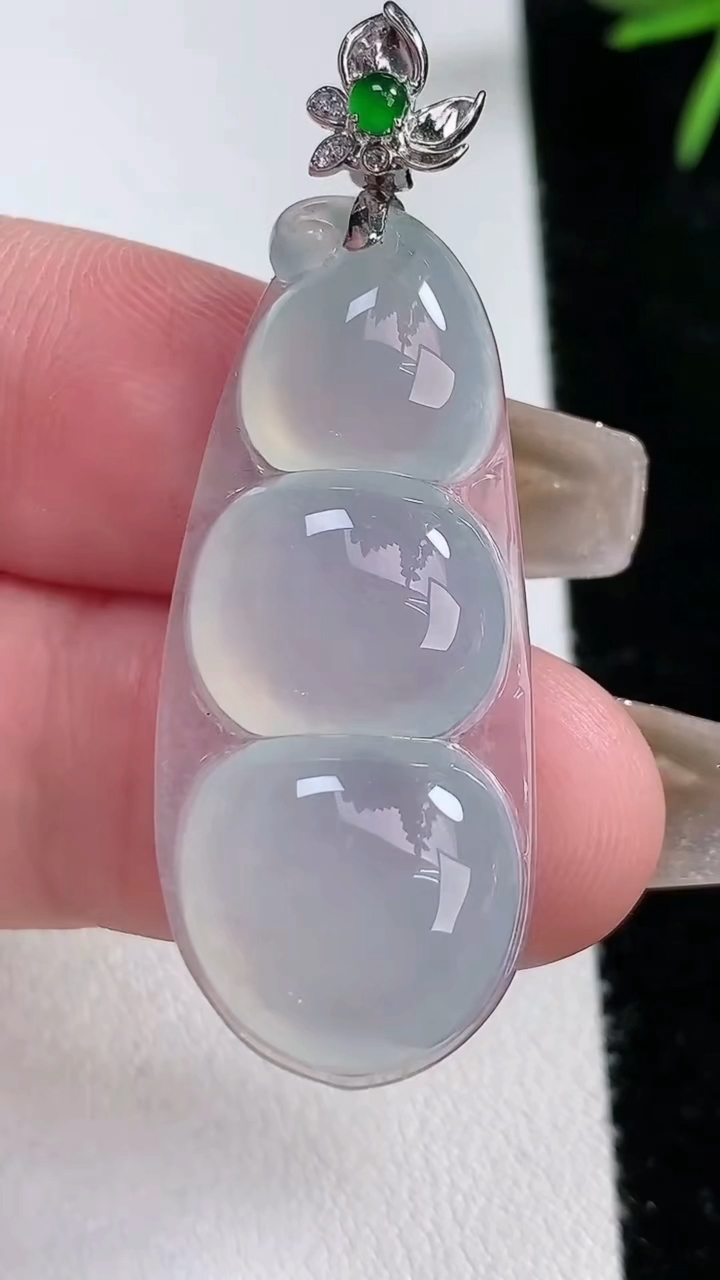 天然A货翡翠种白冰福豆吊坠，尺寸35-16-5.8，重量:6.60g
3月15日