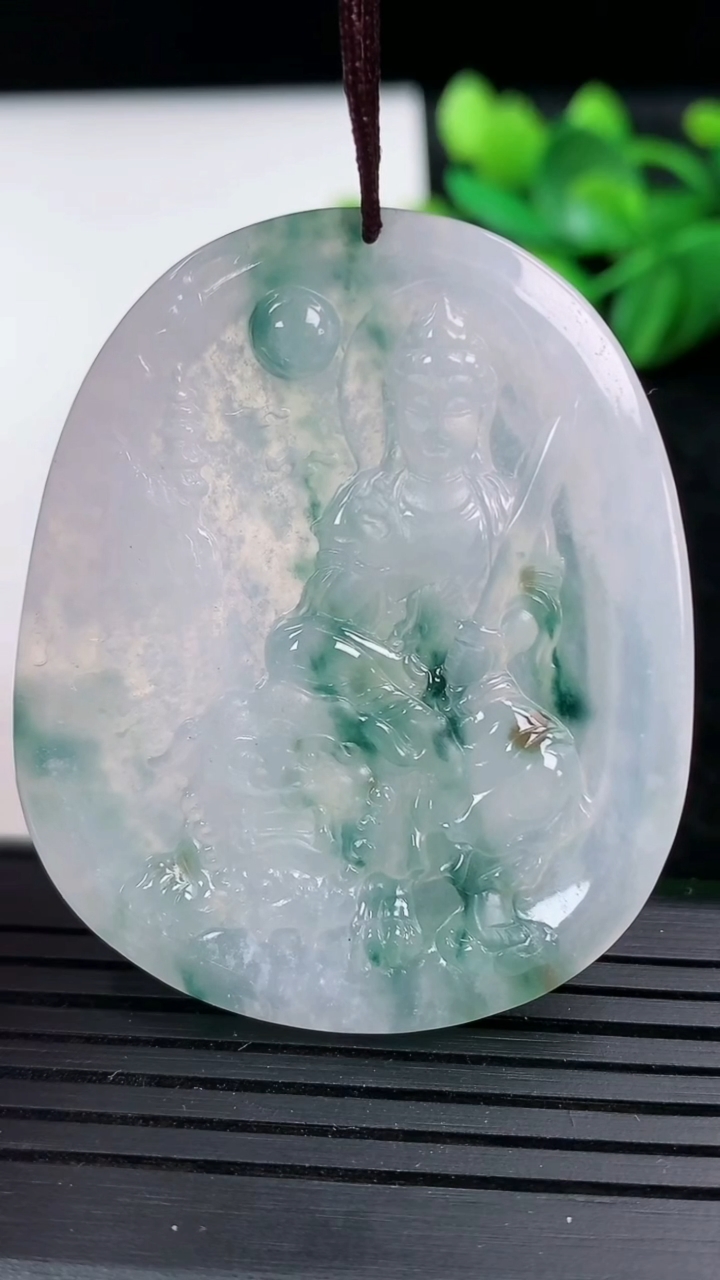 天然A货翡翠飘花文殊菩萨吊坠尺寸59.1-40.6-4.9重量:21.79g
3月15日