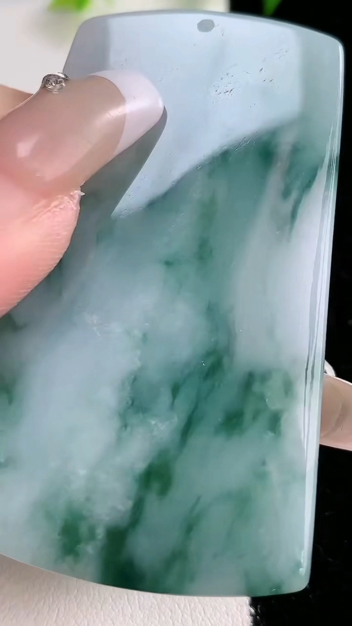 天然A货翡翠牌吊坠，尺寸59.6-37.8-6，重:33.76g
3月15日