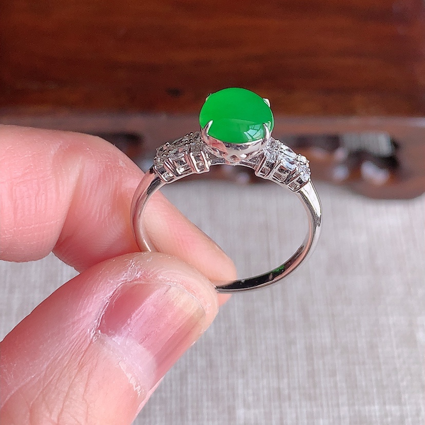 天然A货翡翠18K金伴钻镶嵌阳绿蛋面戒指 圈口17
尺寸7.6-6.6mm 重量2.28g 031