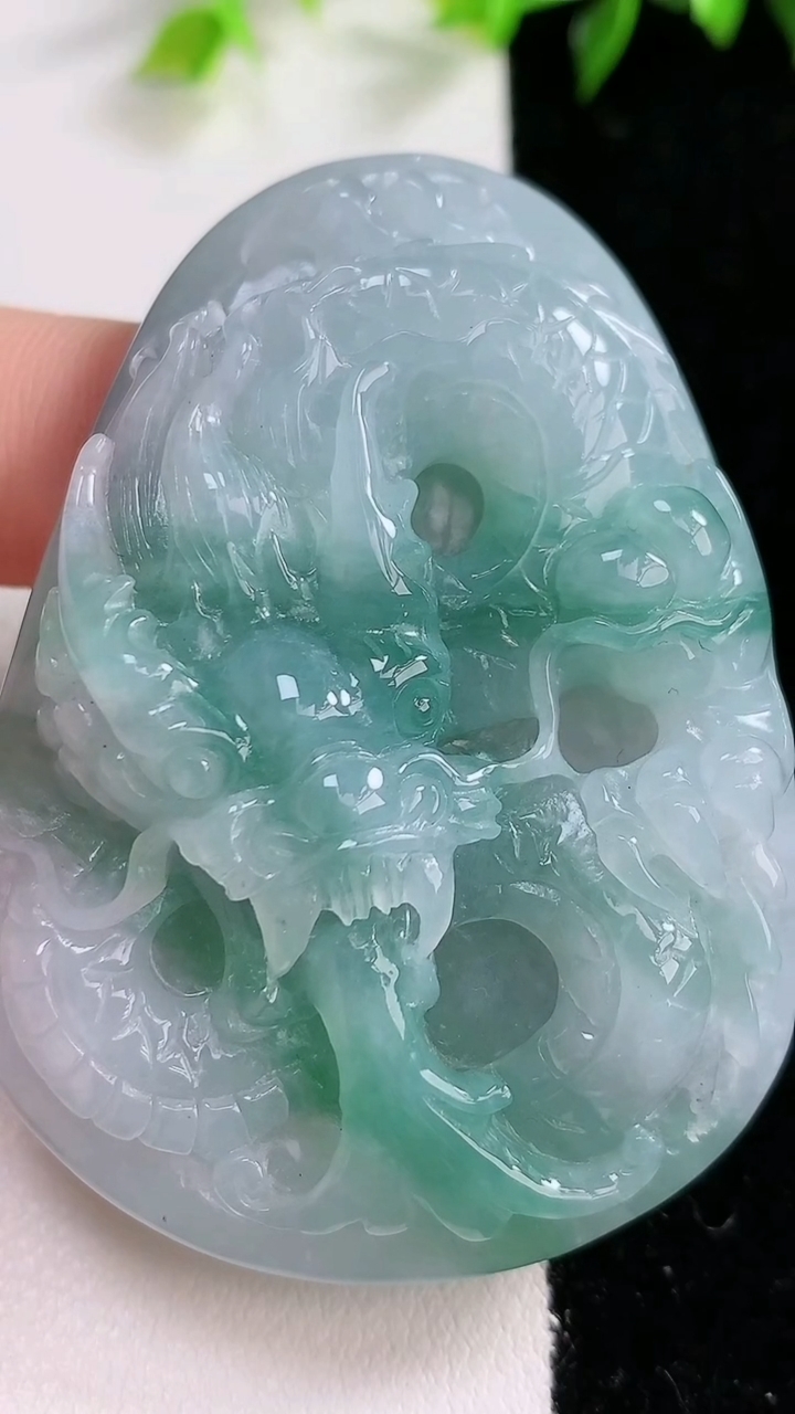 天然A货翡翠龙牌吊坠，尺寸61.6-44.4-16.1，重:65.14g
3月15日