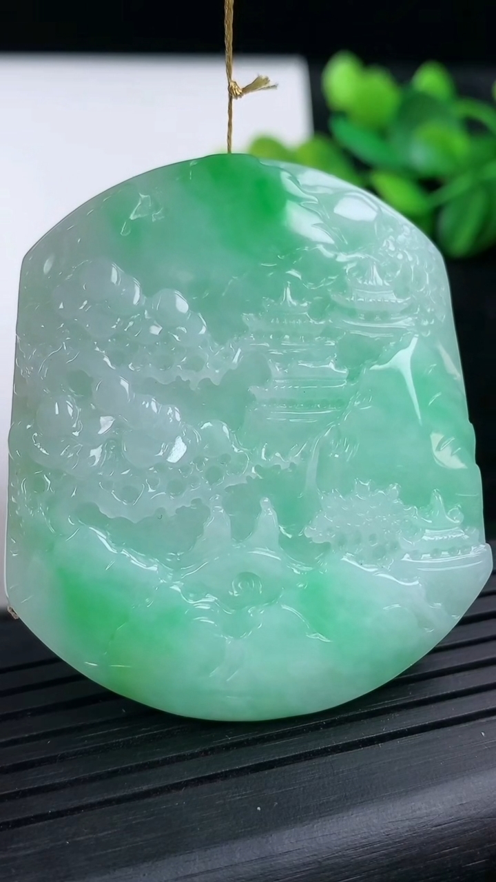 天然A货翡翠山水牌吊坠尺寸52.6-44.8-6.2重量:34.38g
3月15日