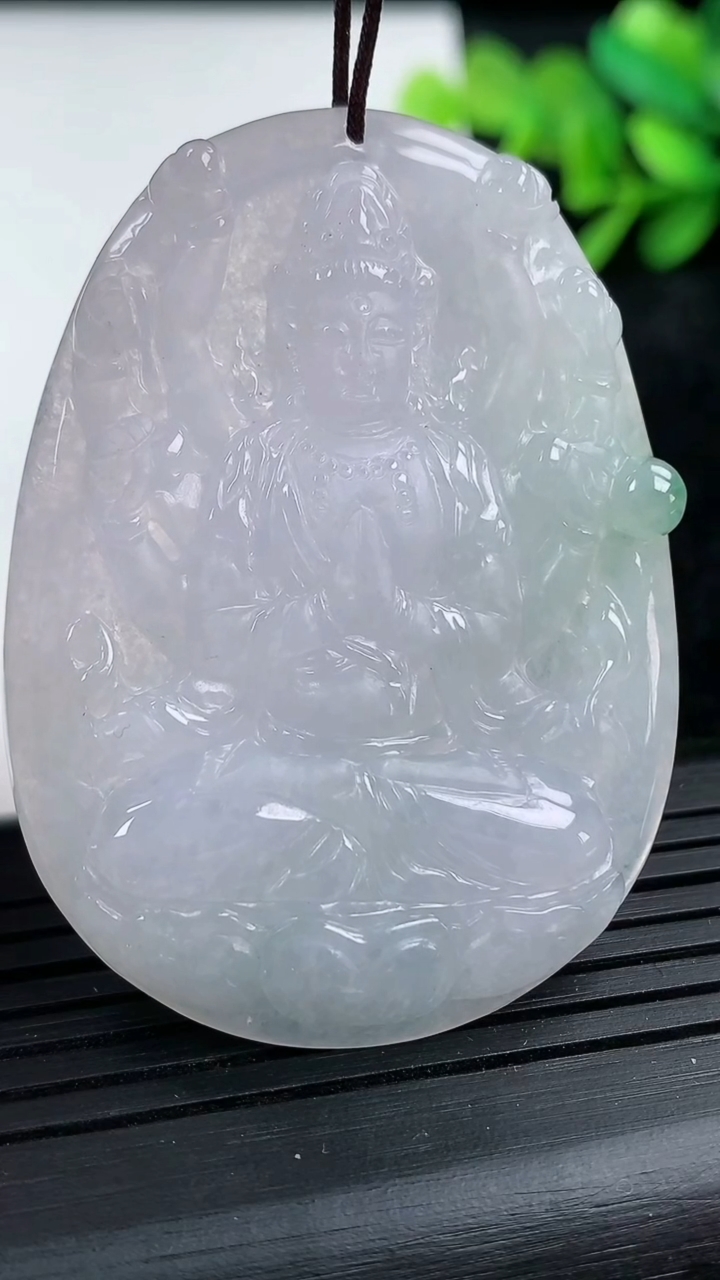 天然A货翡翠千手观音菩萨吊坠尺寸51.5-37.1-5.5重量:20.24g
3月15日