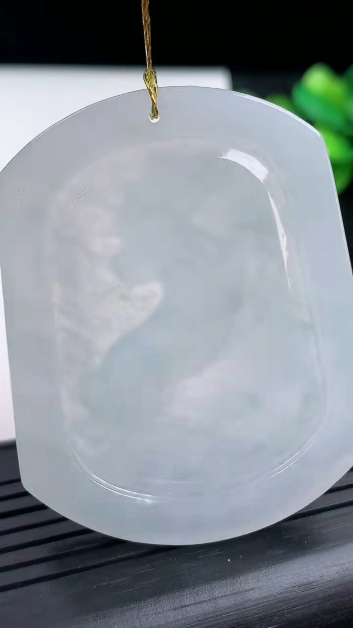 天然A货翡翠飘花生肖马吊坠尺寸53.5-43.2-4.2重量:26.18g
3月15日