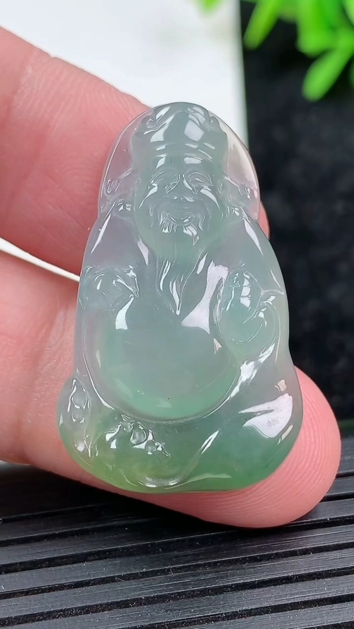天然A货翡翠财神爷吊坠尺寸32.6-20.4-4.2重量:5.57g
3月15日