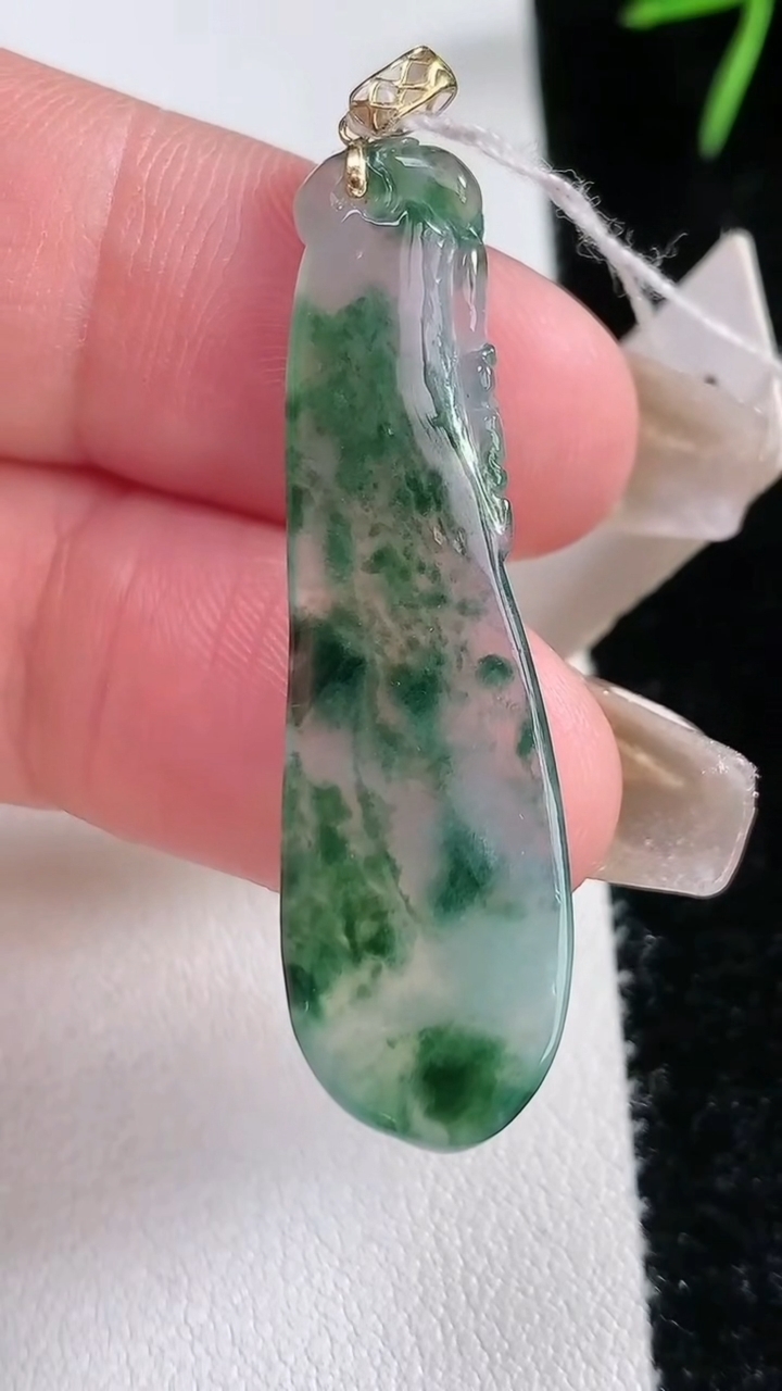 天然A货翡翠种飘花福瓜吊坠，尺寸40-12-3.6，重量:3.70g
3月15日