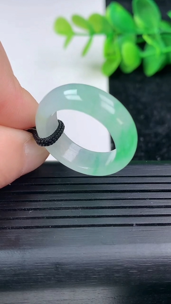 天然A货翡翠指环戒指尺寸17.8-6.7-3.6重量:5.47g2026年3月15日
工厂直销收藏佳