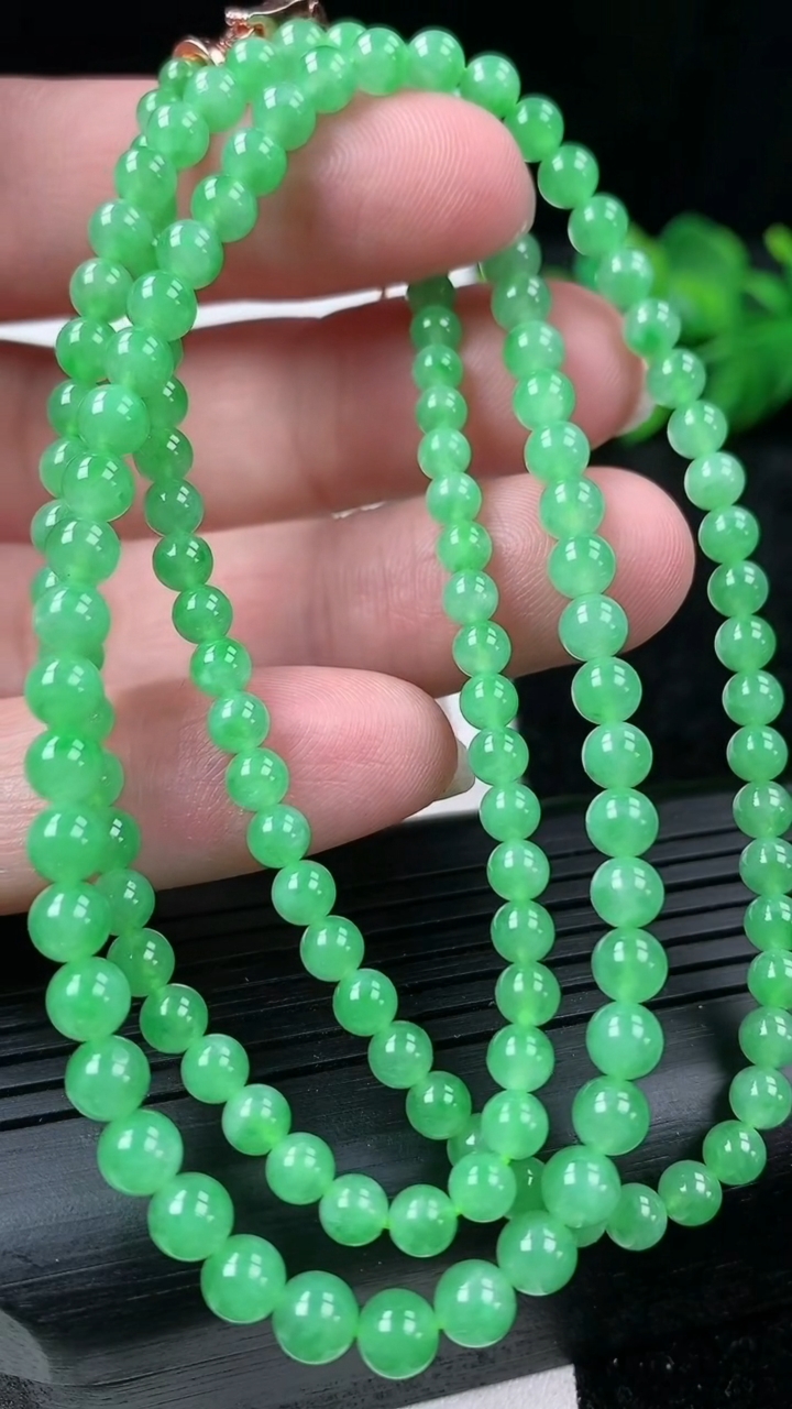 天然A货翡翠圆珠项链尺寸4-138颗重量:21.89g
3月15日
