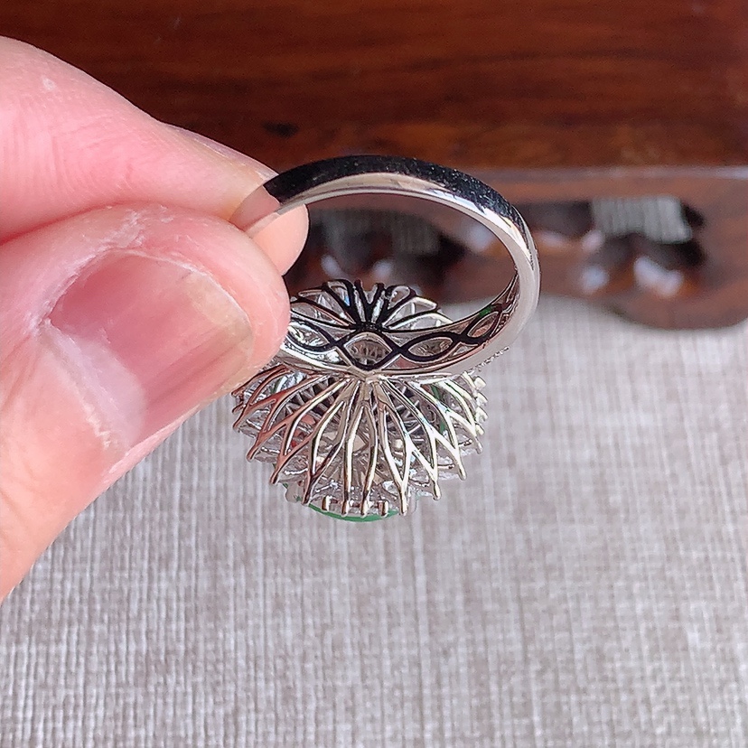 天然A货翡翠18K金伴钻镶嵌阳绿蛋面戒指 圈口17.3裸石
尺寸13.8-12mm 重量5.78g 0313