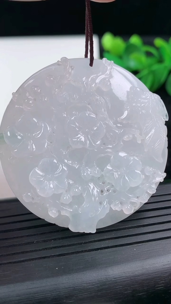 天然A货翡翠鸟语花香吊坠尺寸49.8-9重量:44.60g
3月15日