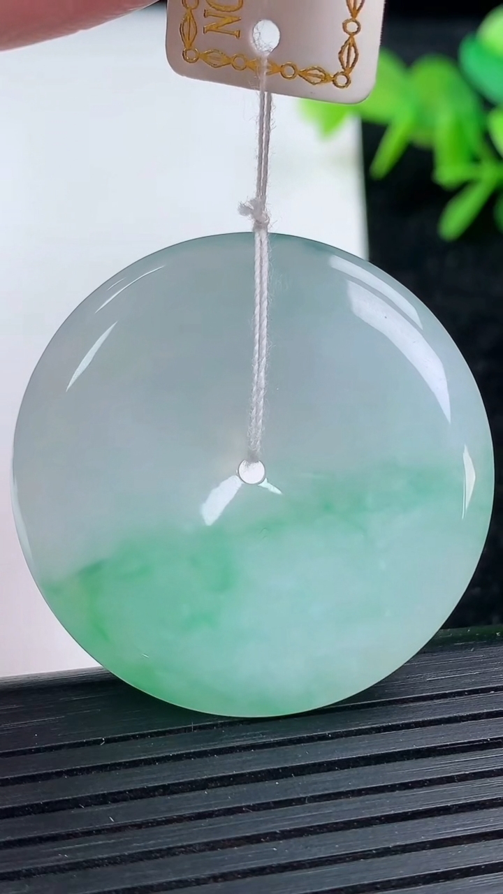 天然A货翡翠平安扣吊坠尺寸37.7-5.7重量:18.62g
3月15日