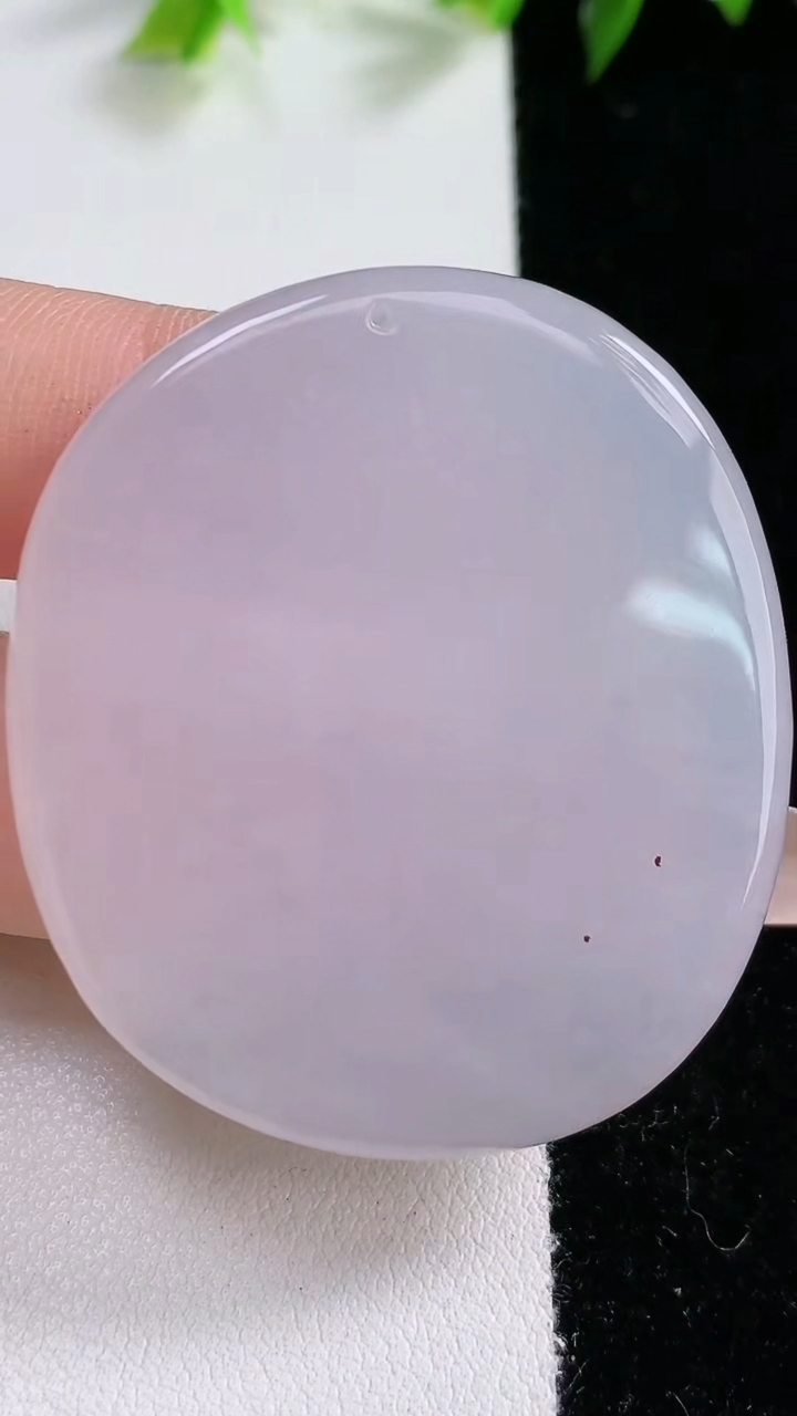 天然A货翡翠无相佛吊坠，尺寸45.5-40-6.1，重:28.55g
3月15日