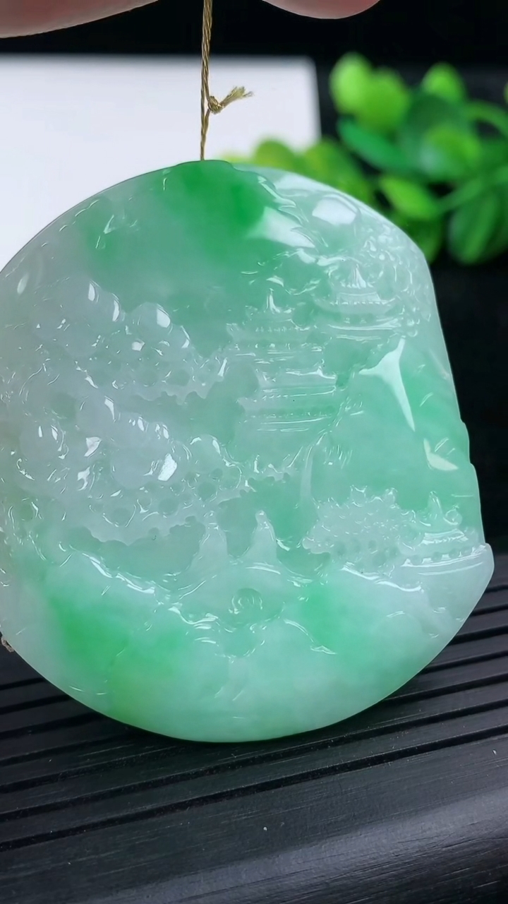 天然A货翡翠山水牌吊坠尺寸52.6-44.8-6.2重量:34.38g
3月15日