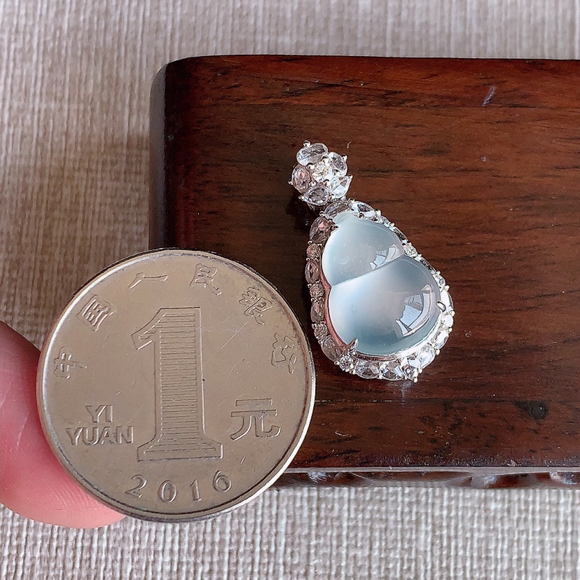 天然A货翡翠18K金伴钻镶嵌白月光葫芦吊坠 
尺寸23.8-12.2-10.2裸石13-9.6mm 