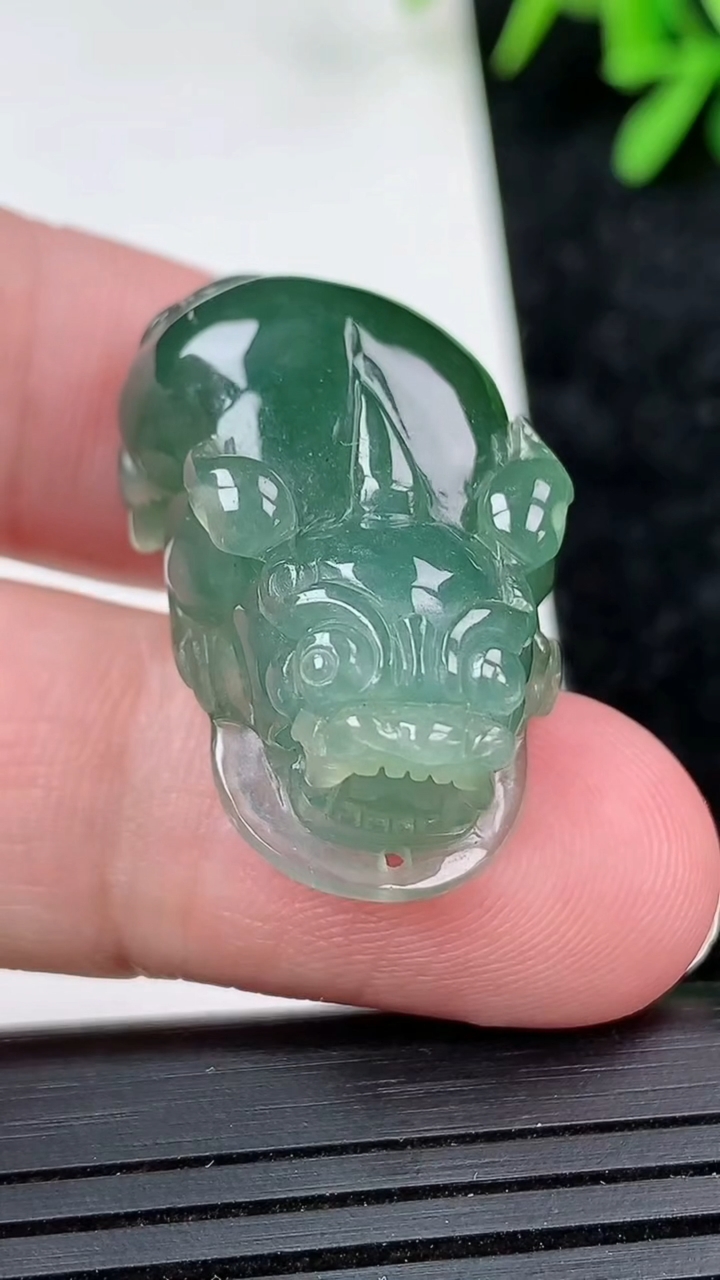 天然A货翡翠貔貅吊坠尺寸30.8-17.5-11.8重量:13.43g
3月15日