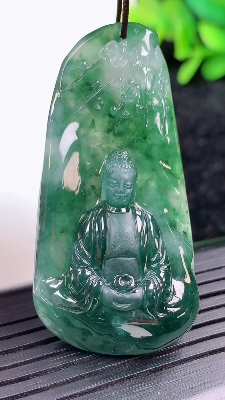 天然A货翡翠大日如来吊坠尺寸52-26.8-10.4重量:23.77g
3月15日