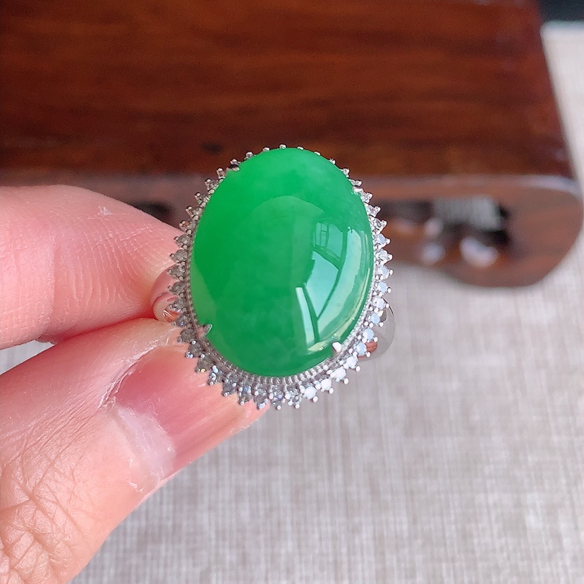 天然A货翡翠18K金伴钻镶嵌满绿蛋面戒指 圈口17.5裸石
尺寸16.6-12.5mm 重量5.05