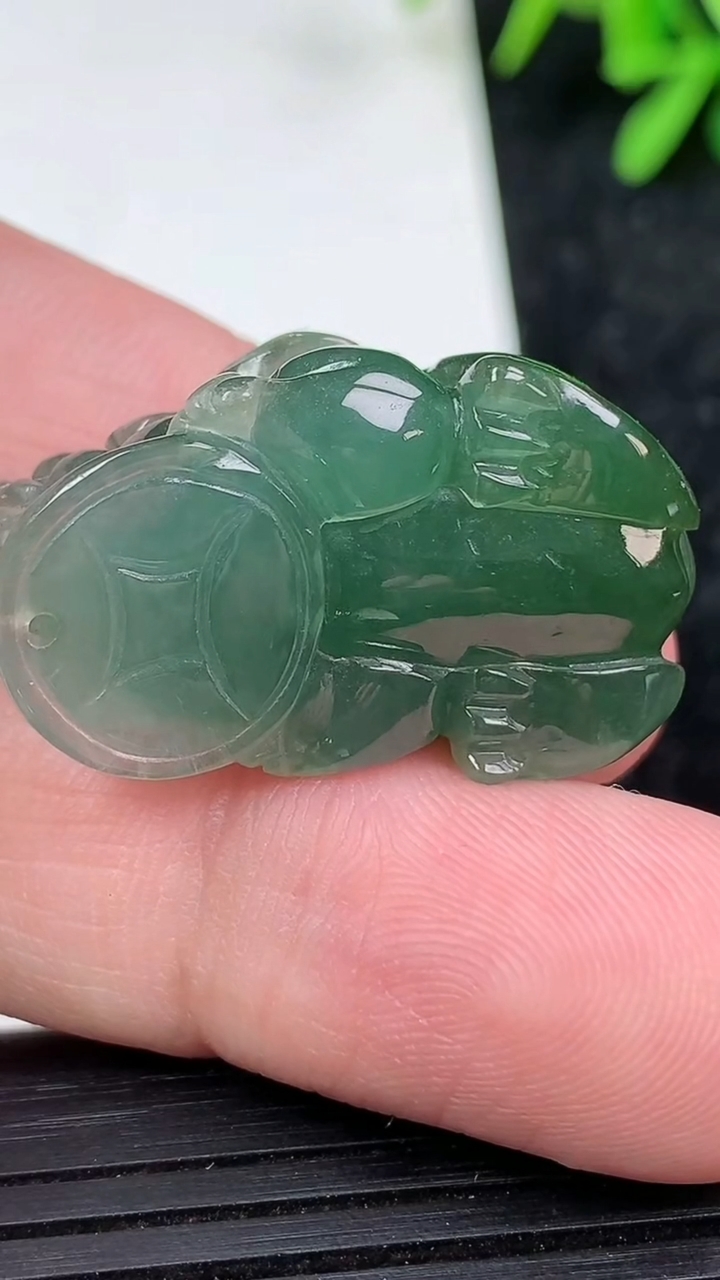 天然A货翡翠貔貅吊坠尺寸30.8-17.5-11.8重量:13.43g
3月15日