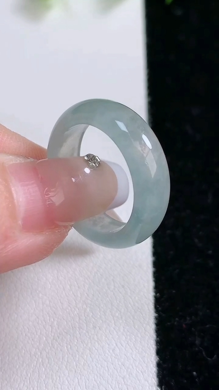 天然A货翡翠指环戒指，尺寸17.2-6.4-3.4，重:3.66g2026年3月15日
工厂直销收藏佳品,种好水足，色泽均匀，有种有色，上手高大气！