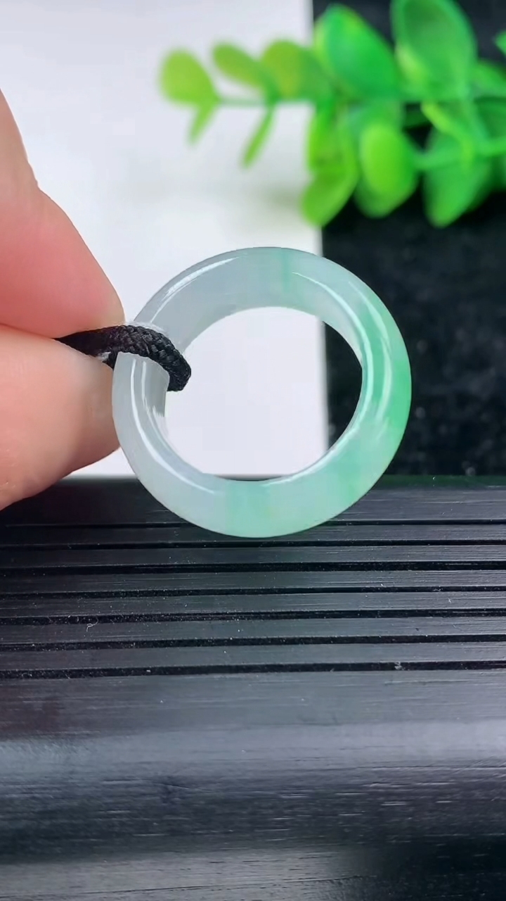 天然A货翡翠指环戒指尺寸17.8-6.7-3.6重量:5.47g2026年3月15日
工厂直销收藏佳品,种好水足，色泽均匀，有种有色，上手高大气！