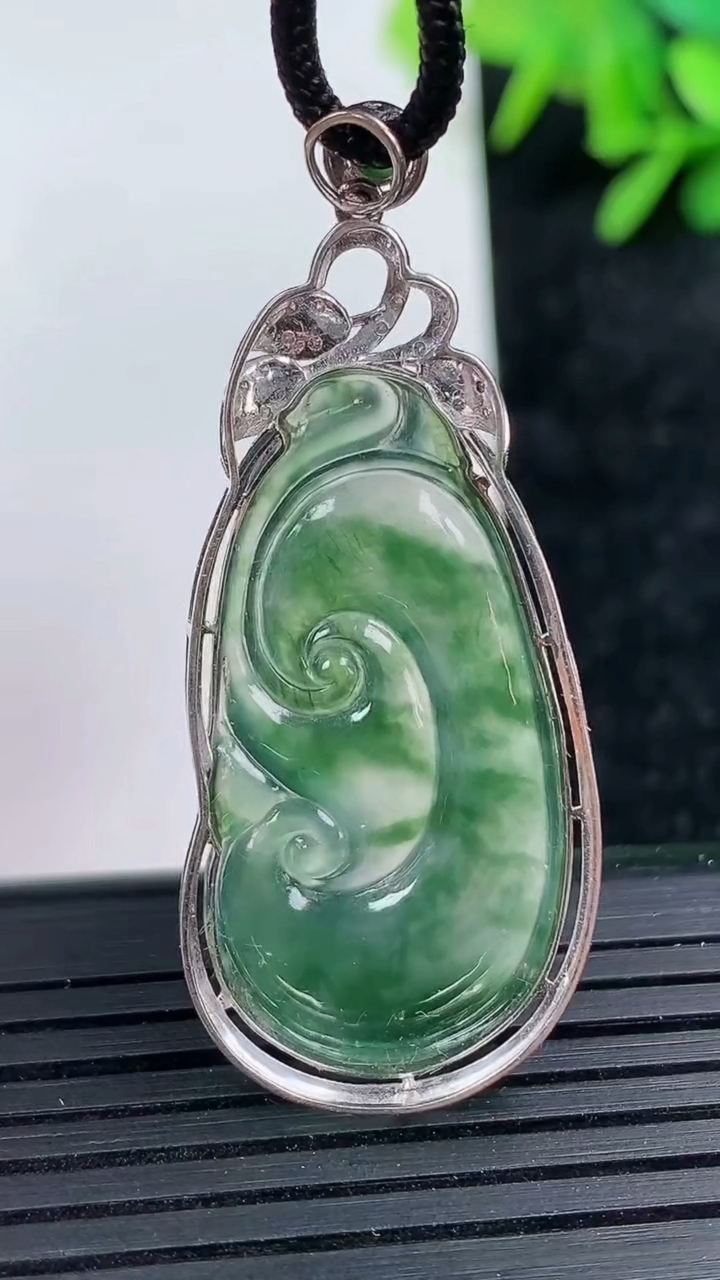 天然A货翡翠种飘花如意吊坠尺寸45.8-19-6.8重量:5.31g
3月15日