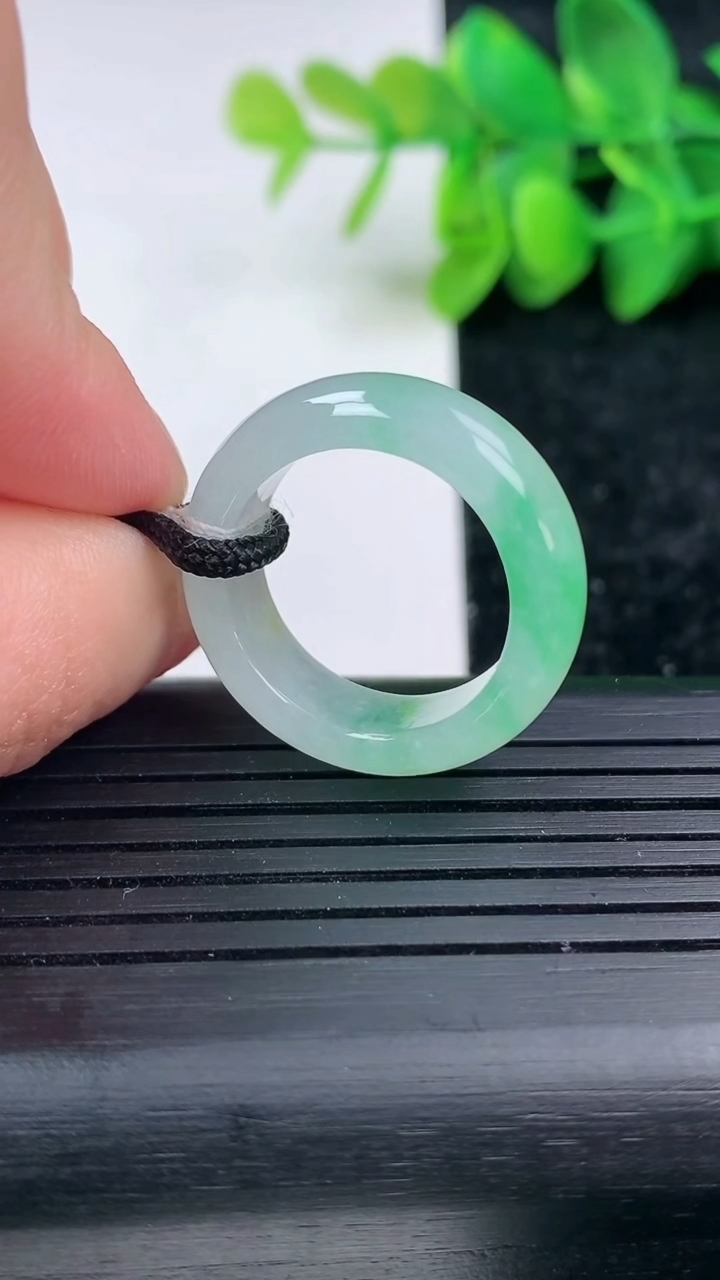 天然A货翡翠指环戒指尺寸17.8-6.7-3.6重量:5.47g2026年3月15日
工厂直销收藏佳品,种好水足，色泽均匀，有种有色，上手高大气！