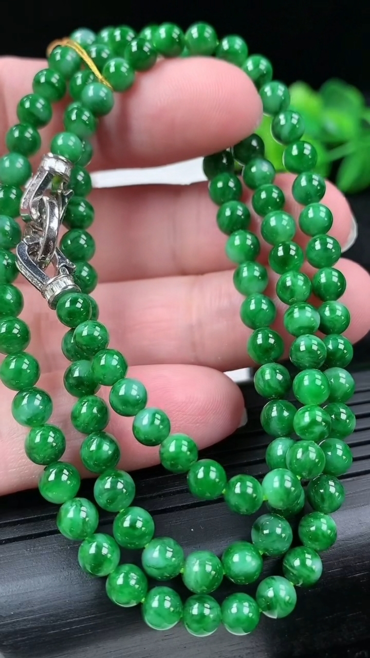 天然A货翡翠圆珠项链尺寸4.9-108颗重量:26.32g3月15日
工厂直销收藏佳品,种好水足，色泽均匀，有种有色，上手高大气！
