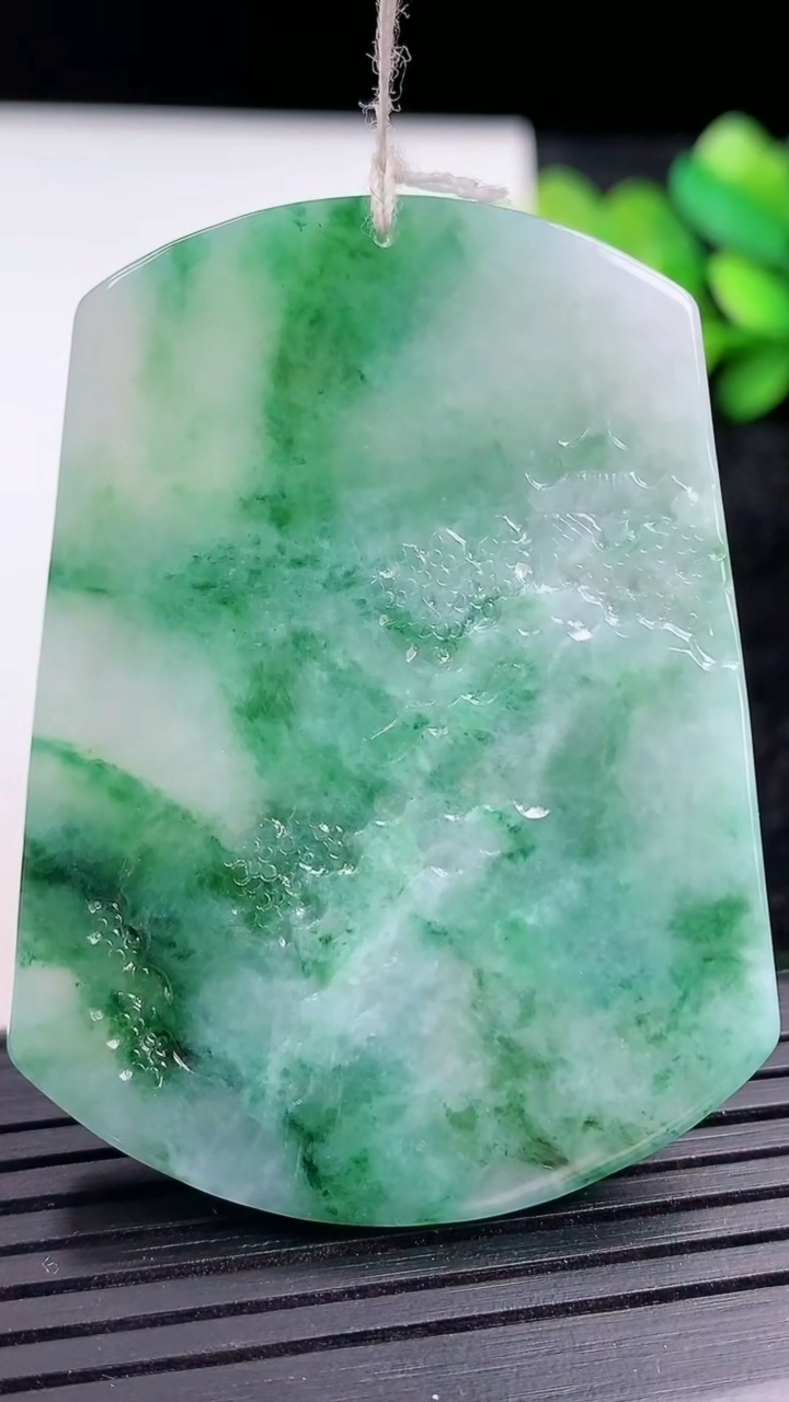 天然A货翡翠山水牌吊坠尺寸53.3-39.8-5.4重量:31.83g
3月15日